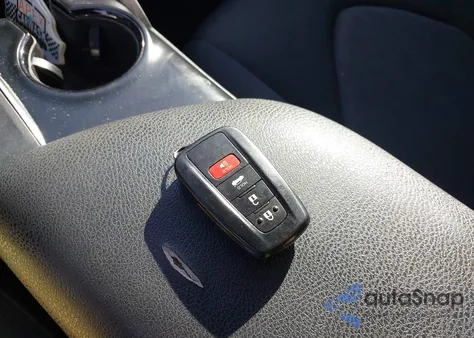 2018 Toyota Camry Le z USA, uszkodzony, nr VIN 4T1B11HK9JU053125